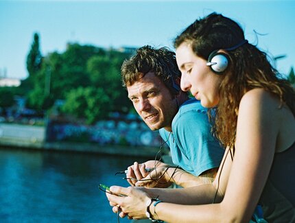 Audio tours Stadt im Ohr. Two user on a bridge in Berlin.