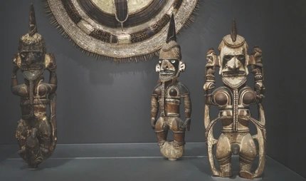 Zweigeschlechtliche Darstellung der Figur eines Ahnengeistes aus Papua-Neuguinea Zweigeschlechtliche Darstellung der Figur eines Ahnengeistes aus Papua-Neuguinea