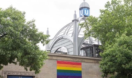 U-Bahn-Station Nollendorfplatz mit Regenbogenflagge U-Bahn-Station Nollendorfplatz mit Regenbogenflagge