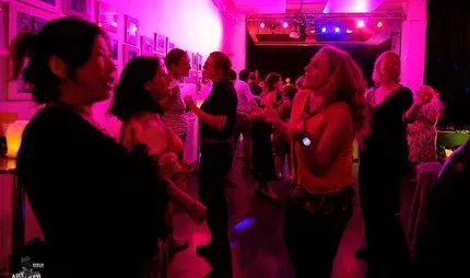 Die Early Bird Party: Der frühe Vogel tanzt den Beat Die Early Bird Party: Der frühe Vogel tanzt den Beat