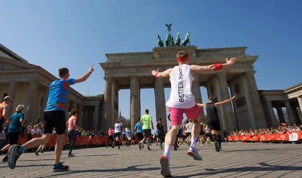 Lauf durch das Brandenburger Tor beim GENERALI BERLINER HALBMARATHON 2019 Lauf durch das Brandenburger Tor beim GENERALI BERLINER HALBMARATHON 2019