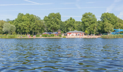 Baden im Strandbad am Templiner See in Potsdam. 