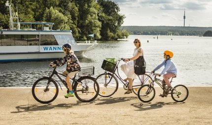 Family bicycle tour at Wannsee A family on bikes in Berlin