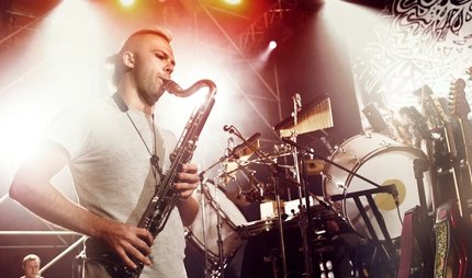 Saxofonist in einem Club Saxofonist in einem Club auf der Bühne