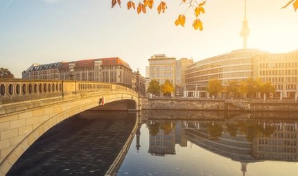 Friedrichsbrücke in Berlin Mitte Friedrichsbrücke über die Spree in Berlin-Mitte im Herbstlicht