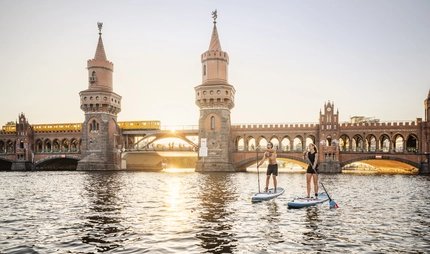 Stand Up Paddling an der Oberbaumbrücke Stand Up Paddling an der Oberbaumbrücke