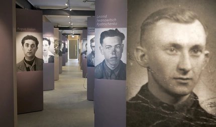 Biografiegang im Dokumentationszentrum NS-Zwangsarbeit in Berlin Biografiegang im Dokumentationszentrum NS-Zwangsarbeit in Berlin