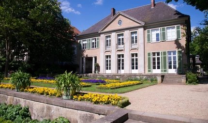 View from the garden onto the flower terrace of the Liebermann Villa View from the garden onto the flower terrace of the Liebermann Villa