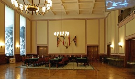 Sala del museo Berlin-Karlshorst con lámpara de araña Sala del museo Berlin-Karlshorst con lámpara de araña