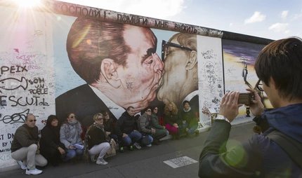 El beso fraternal socialista entre Honecker y Breznev   El beso fraternal socialista entre Honecker y Breznev