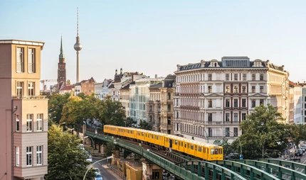 Hochbahn in Berlin Prenzlauer Berg Hochbahn an der Schönhauser Allee, Ecke Eberswalder Straße mit Blick auf den Fernsehturm in Berlin Prenzlauer Berg