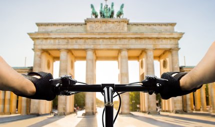 la Puerta de Brandenburgo Ciclistas en Berlín en la Puerta de Brandenburgo