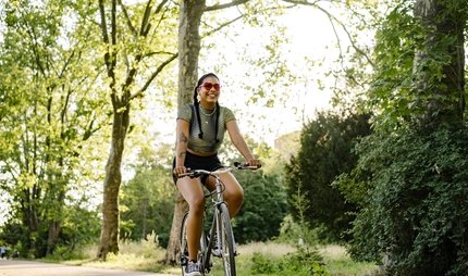 Young woman on a bicycle in the nature Junge Frau auf Fahrrad im Grünen