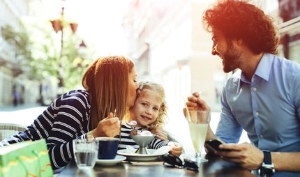 Familie im Cafe Sommer Familie im Cafe Sommer