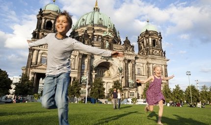 Kinder vor der Sehenswürdigkeit Berliner Dom Kinder vorm Berliner Dom