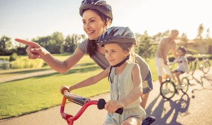 Mother and daughter on bike Families in Berlin - Mother and daughter on bike