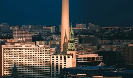 St. Marienkirche wirft Schatten auf den Berliner Fernsehturm