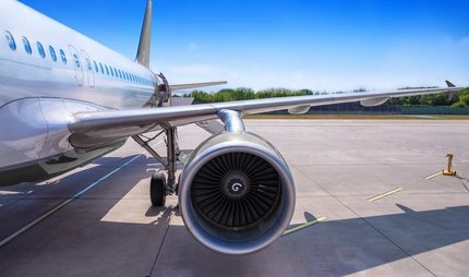 Flugzeug auf Landebahn turbine