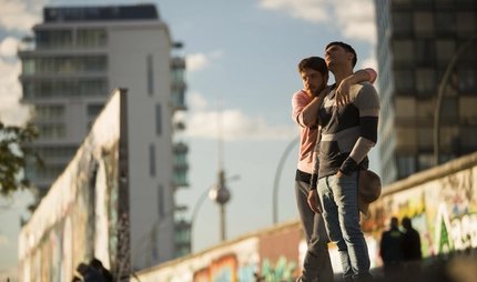 LGBTI* Hotels in Berlin Gay-Pärchen unterwegs in Berlin-Friedrichshain