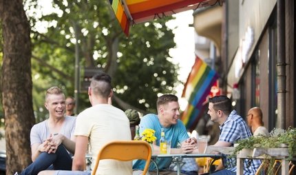 Café in Schöneberg Schwules Pärchen unterwegs in Berlin-Schöneberg