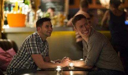 Schwules Bar im Café Schwules Pärchen unterwegs in Berlin-Schöneberg