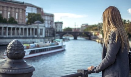 Museumsinsel & Spree Berlin Junge Frau blickt auf Spree und Museumsinsel