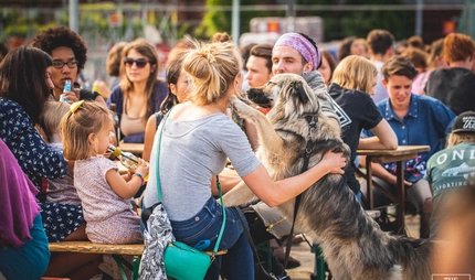Frau mit Hund in Biergarten