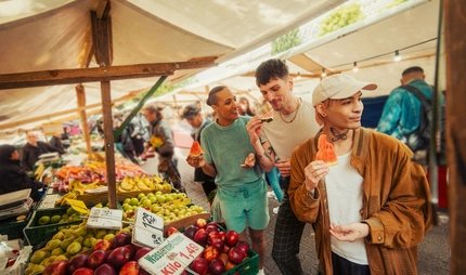 Market stall on the Maybachufer Kiezkampagne Neukölln 2025