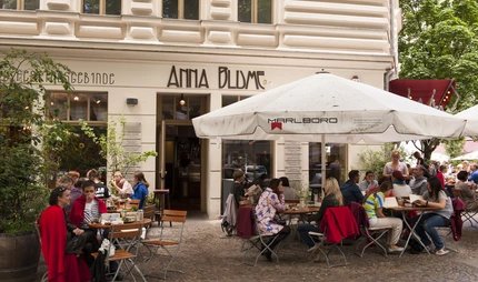 Terrasse und Eingang vom Café Anna Blume Cafe Anna Blume