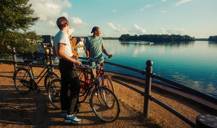 Group with bicycles by the water Kiezkampagne 2024