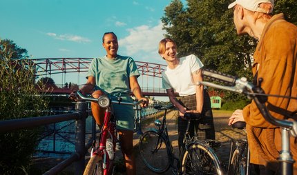 Group with bicycles by the water Kiezkampagne 2024