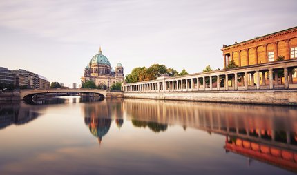 Die Museumsinsel und der Berliner Dom Museumsinsel mit Berliner Dom von der Spree aus gesehen