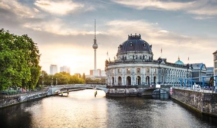 Vista sulla Sprea dell'Isola dei Musei di Berlino Vista sulla Sprea dell'Isola dei Musei di Berlino