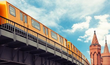 Kreuzberg: U-Bahn an der Oberbaumbrücke in Berlin Kreuzberg: U-Bahn an der Oberbaumbrücke in Berlin