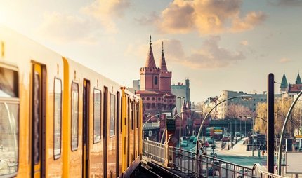 Blick auf die Oberbaumbrücke U-Bahn auf der Oberbaumbrücke in Berlin