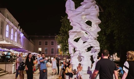 Plastik vor dem PalaisPopulaire