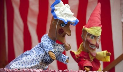 Zwei Puppen im Puppentheater