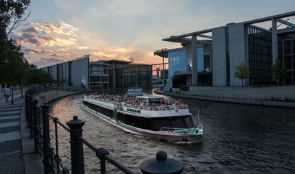 Schiffstour durch das Reichtagsviertel Schiff der Reederei Winkler im Reichtagsviertel