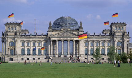 Banderas izadas en lo alto del Reichstag en Berlín