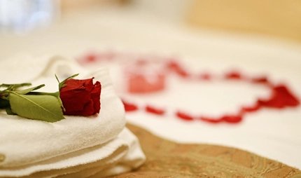 Romantic Hotels in Berlin - roses on the bed