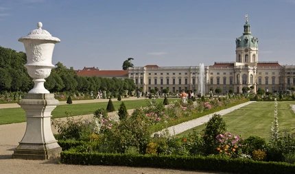 Parco del Castello Charlottenburg  Passeggiatori nel parco estivo del castello di Charlottenburg