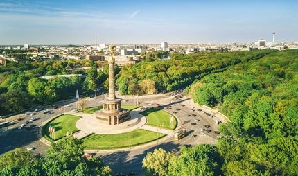Tiergarten with Victory Column Victory column and Berlin Tiergarten, Germany