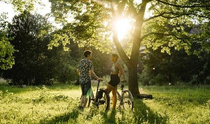 Fahrradfahrer im Park/Wald