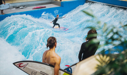 Surfer im Wellenwerk Berlin