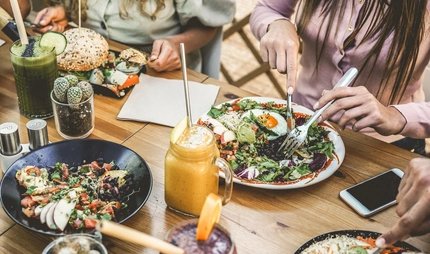 Gesundes Essen in Berlin Hands view of young people eating brunch and drinking smoothies bowl with ecological straws in plastic free restaurant - Healthy lifestyle, food trends concept - Focus on top fork dish