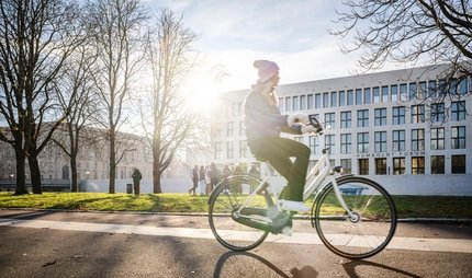 Radfahrerin vorm Humboldtforum Radfahrerin vor dem Humboldtforum in Berlin im winterlichen Sonnenschein