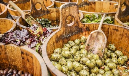Oliven auf dem Markt Stand mit Oliven auf dem Winterfeldtmarkt