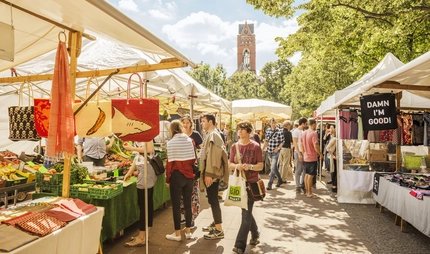 Wochenmarkt auf dem Winterfeldplatz Besucher auf dem Winterfeldmarkt in Berlin Schöneberg
