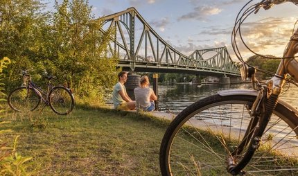 Mit dem Fahrrad an der Glienicker Brücke Stadtrundfahrt Berlin: Fahrradtour zur Glienicker Bruecke