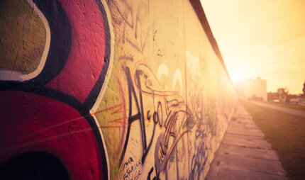 Grafitti an der Berliner Mauer im Sommer